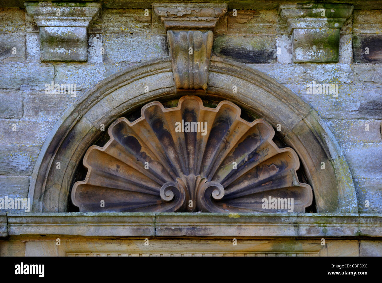 Detail des Shell-Design über Eingang. Kirklinton Hall, Kirklinton, Cumbria, England, Vereinigtes Königreich, Europa. Stockfoto