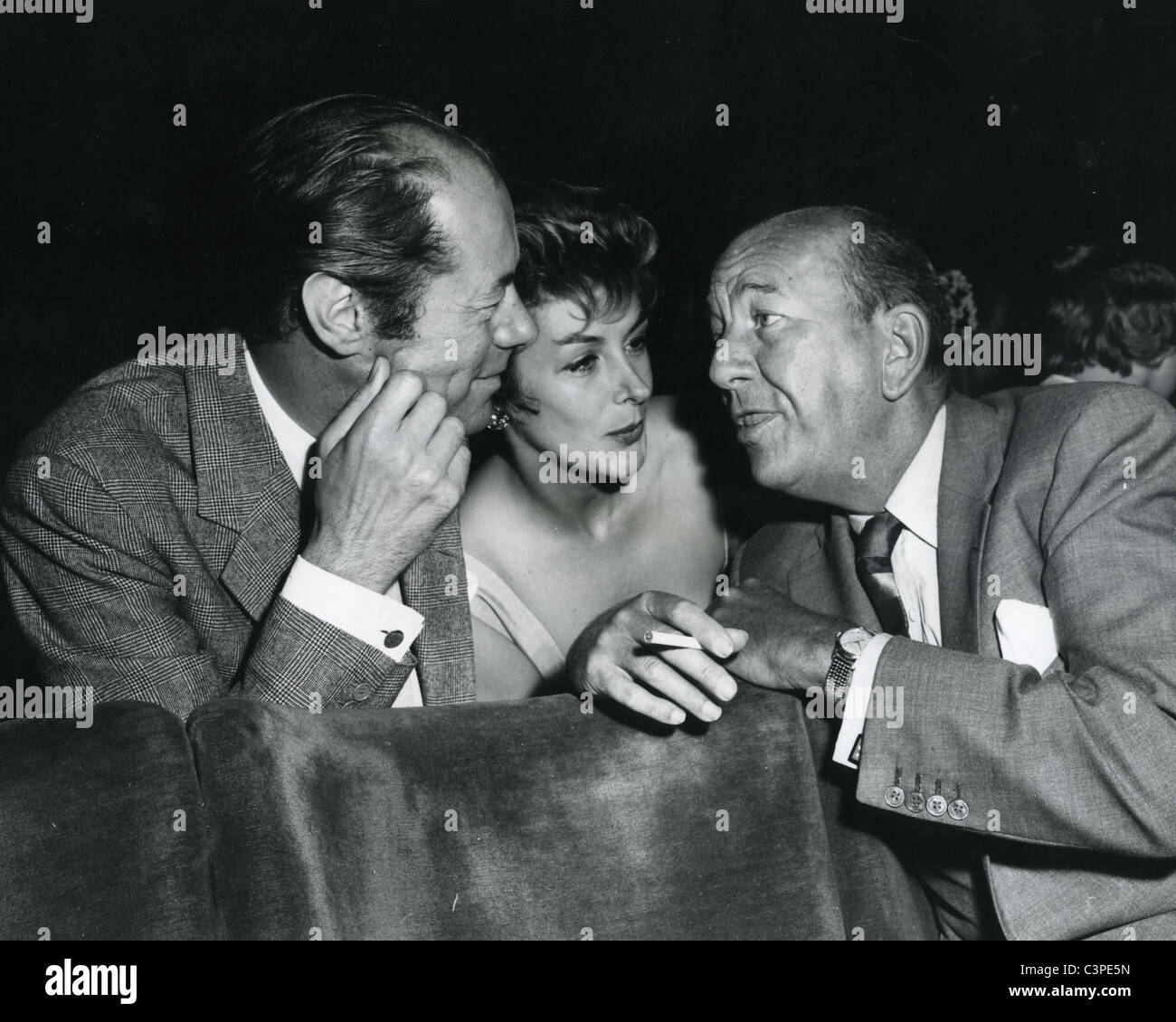 NOEL COWARD auf der rechten Seite mit Rex Harrison und Frau Kay Kendall bei Night of 100 Stars im London Palladium am 24. Juli 1958 Stockfoto