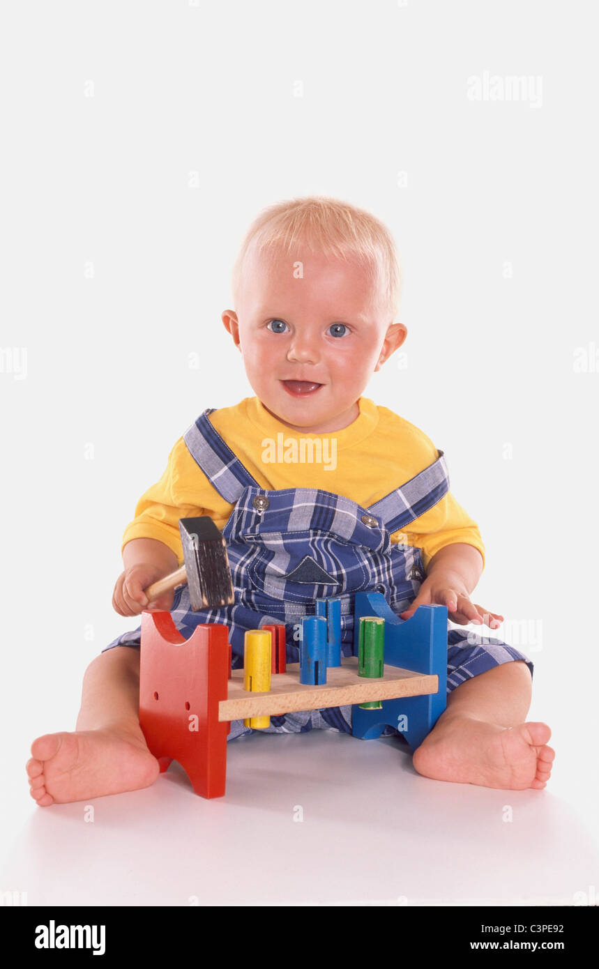 Babyjungen (12-17 Monate) spielt ein Lernspiel, Lächeln, Porträt Stockfoto