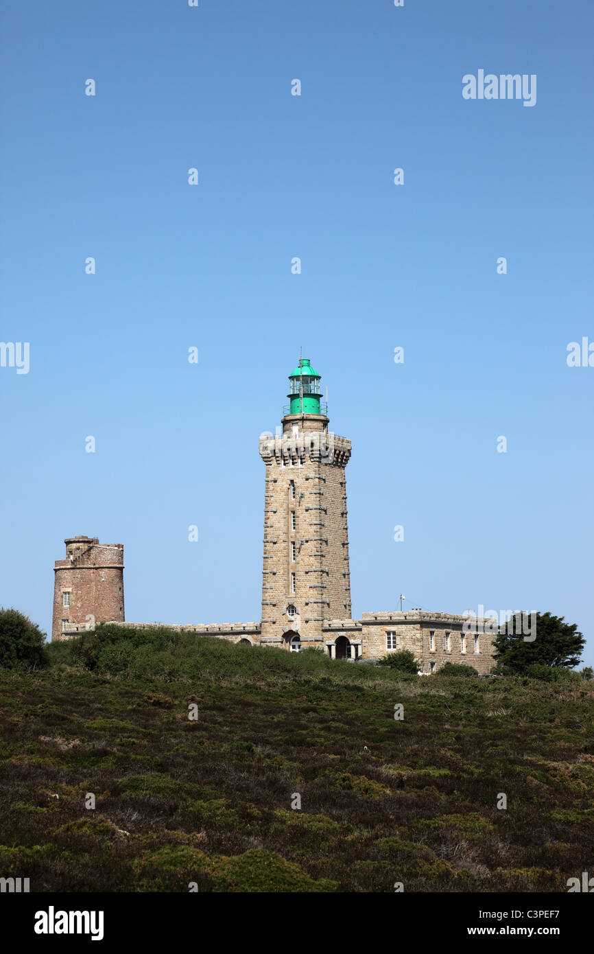 Die alte (links) und neue (rechts) Leuchttürme auf dem Cap Frehel Costa Smeralda Bretagne Frankreich Stockfoto