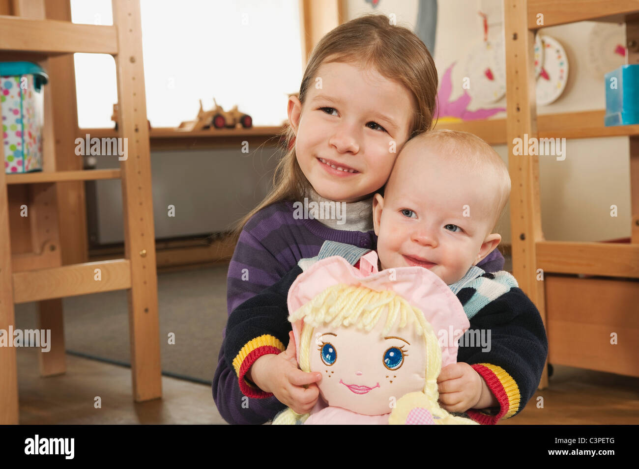 Deutschland, Baby-Mädchen (12-17 Monate) und Mädchen (4-5), Porträt, Nahaufnahme Stockfoto