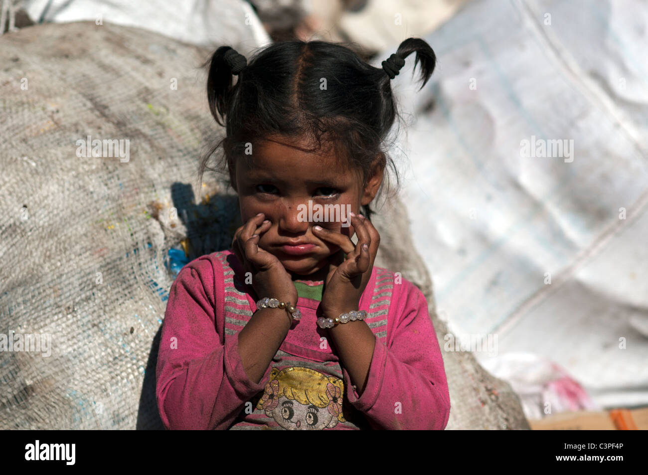 Kleines Mädchen in den Slums von Kathmandu. Stockfoto
