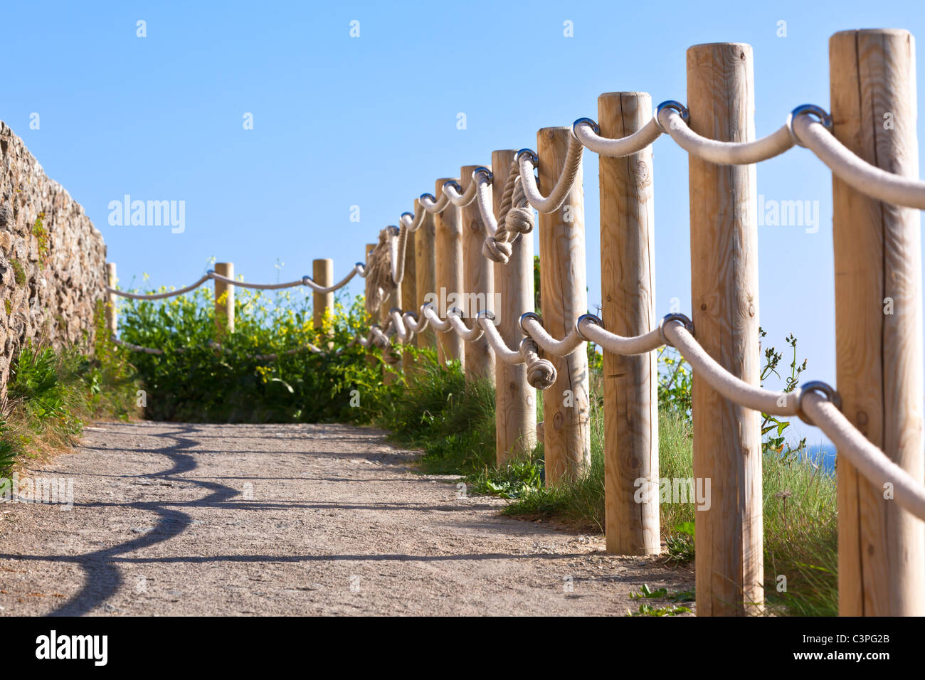 Weg mit Holzpfosten und dickes Seil Zaun. Genommen an Saint-Mathieu,  Bretagne, Frankreich Stockfotografie - Alamy