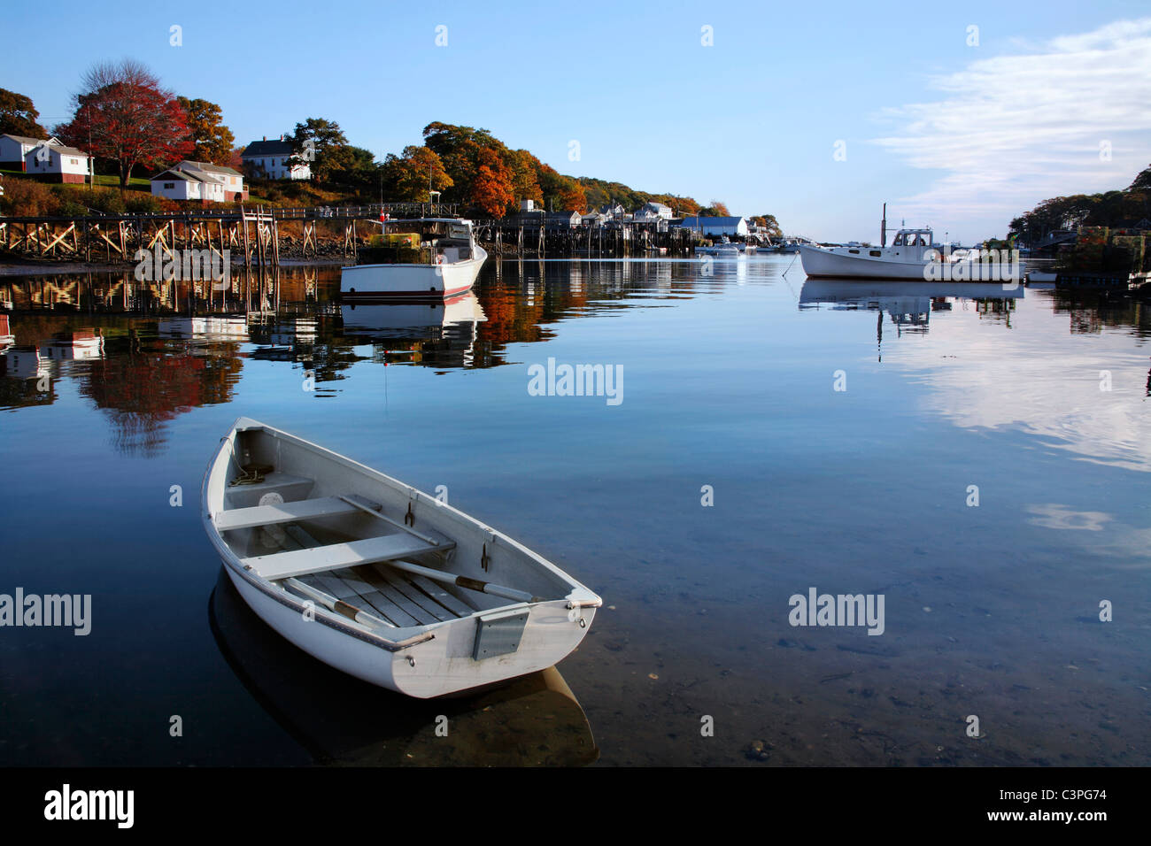 Boote In Ruhe auf eine gemächliche Herbstmorgen am neuen Hafen, Pemaquid Point, Maine, USA Stockfoto
