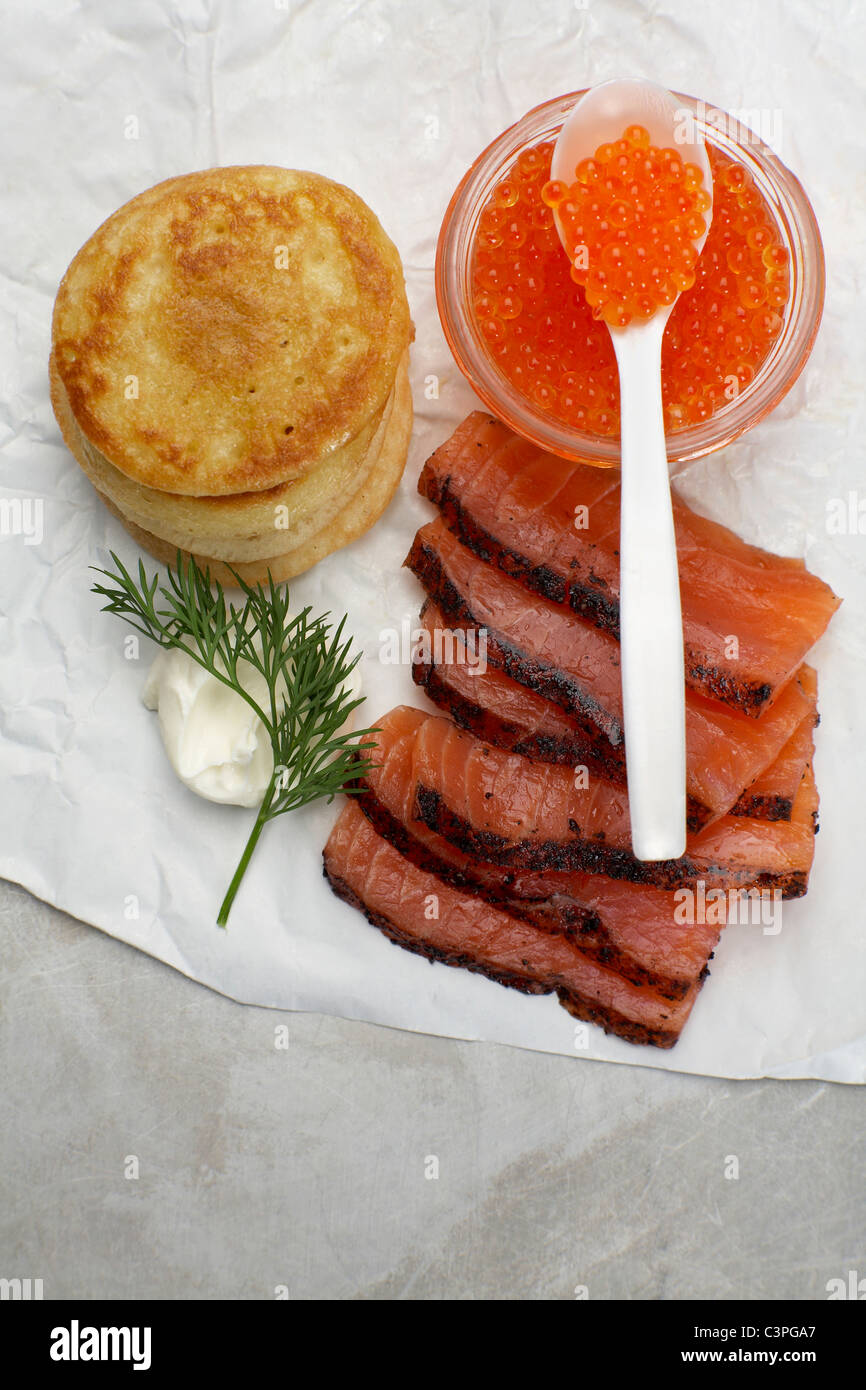 Blinis, Meerrettich, Dill und Forellen Kaviar in kleinen Schüssel ...