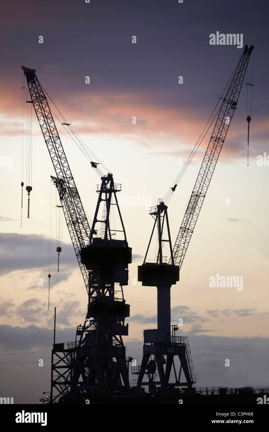 Deutschland, Hamburg, Kräne im Hafen Stockfoto