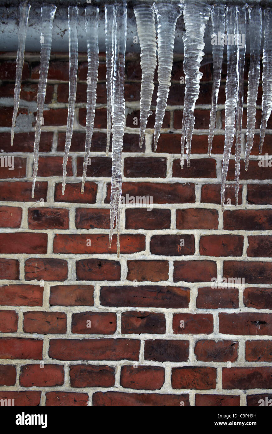 Deutschland, Hamburg, Icycles hängen, Ziegelmauer, Nahaufnahme Stockfoto