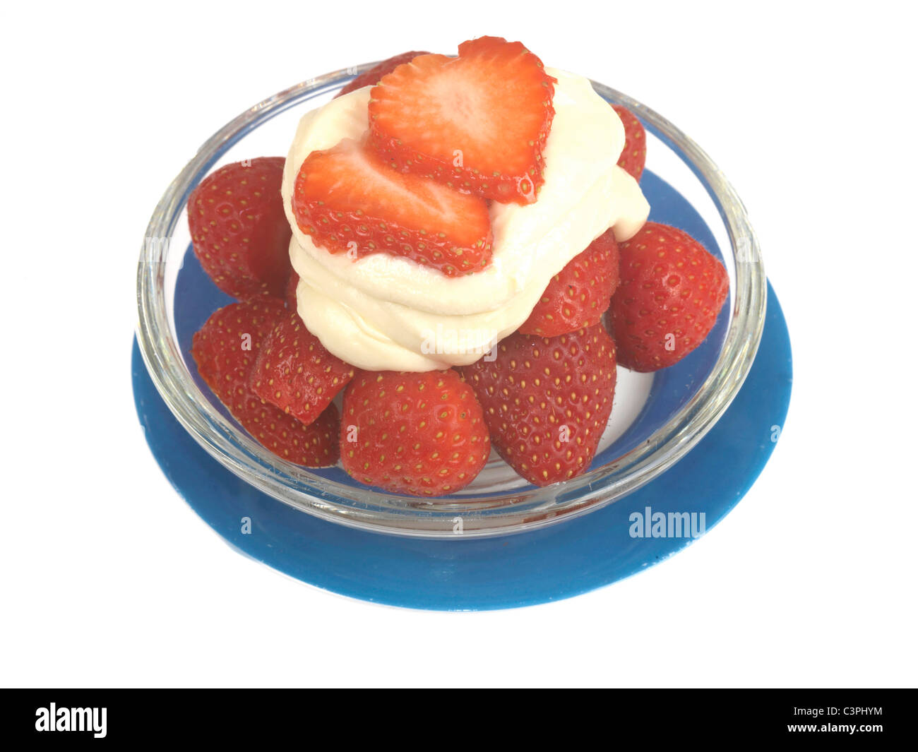 Frisch zubereitete gesunde Frische reife Erdbeeren mit weißer Schokolade mit Sahne kein Volk gegen einen weißen Hintergrund und einen Freistellungspfad Stockfoto