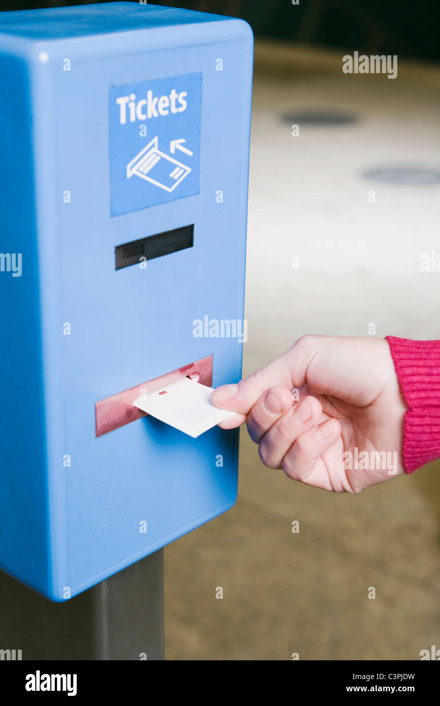 Deutschland, Bayern, München, persönlich bei Ticket Barriere bei der u-Bahnstation Stockfoto