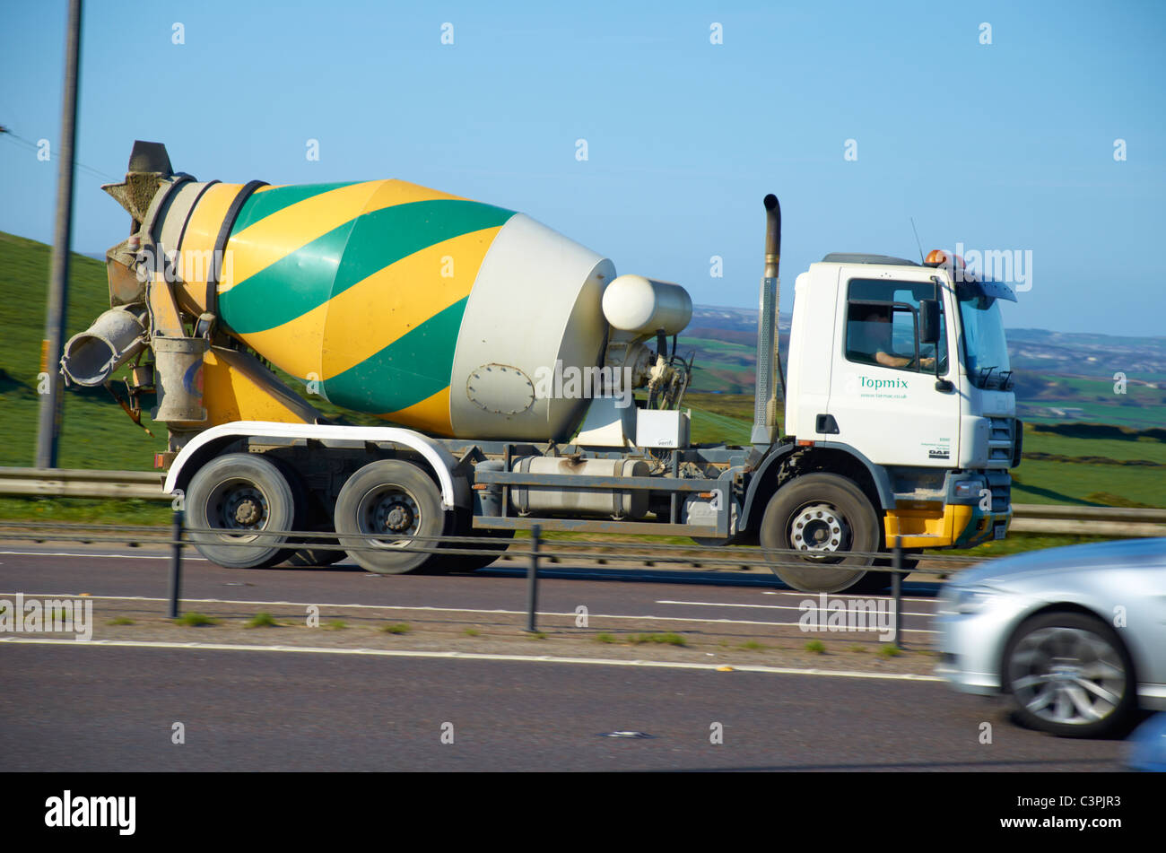 Betonmischer-LKW auf der Autobahn M62. Stockfoto