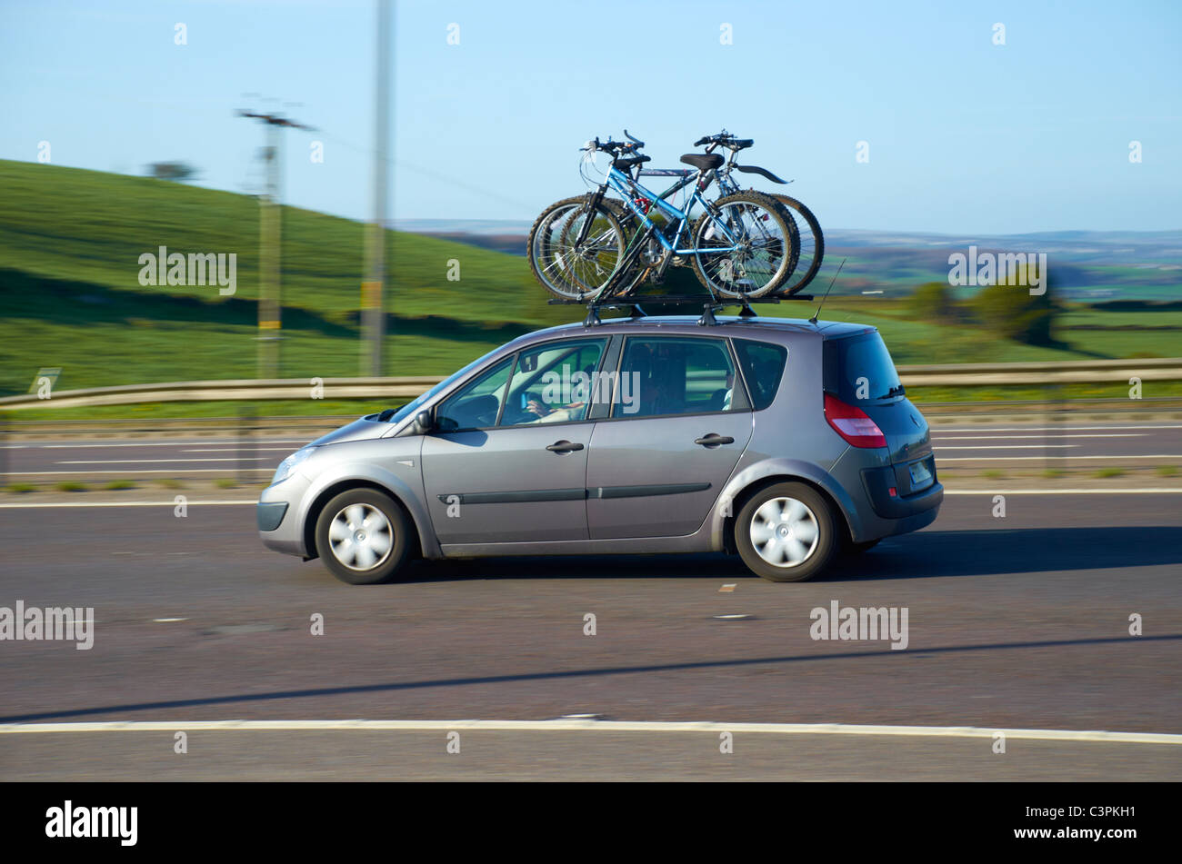 Bikes on roof rack car Fotos und Bildmaterial in hoher Auflösung
