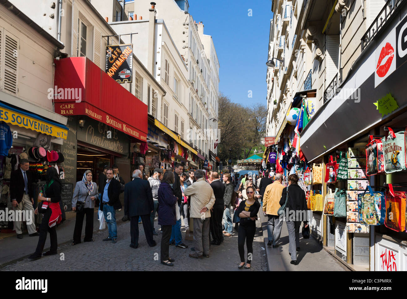 Geschäfte auf einer belebten Straße im Vorfeld Sacre Coeur, Montmartre, Paris, Frankreich Stockfoto