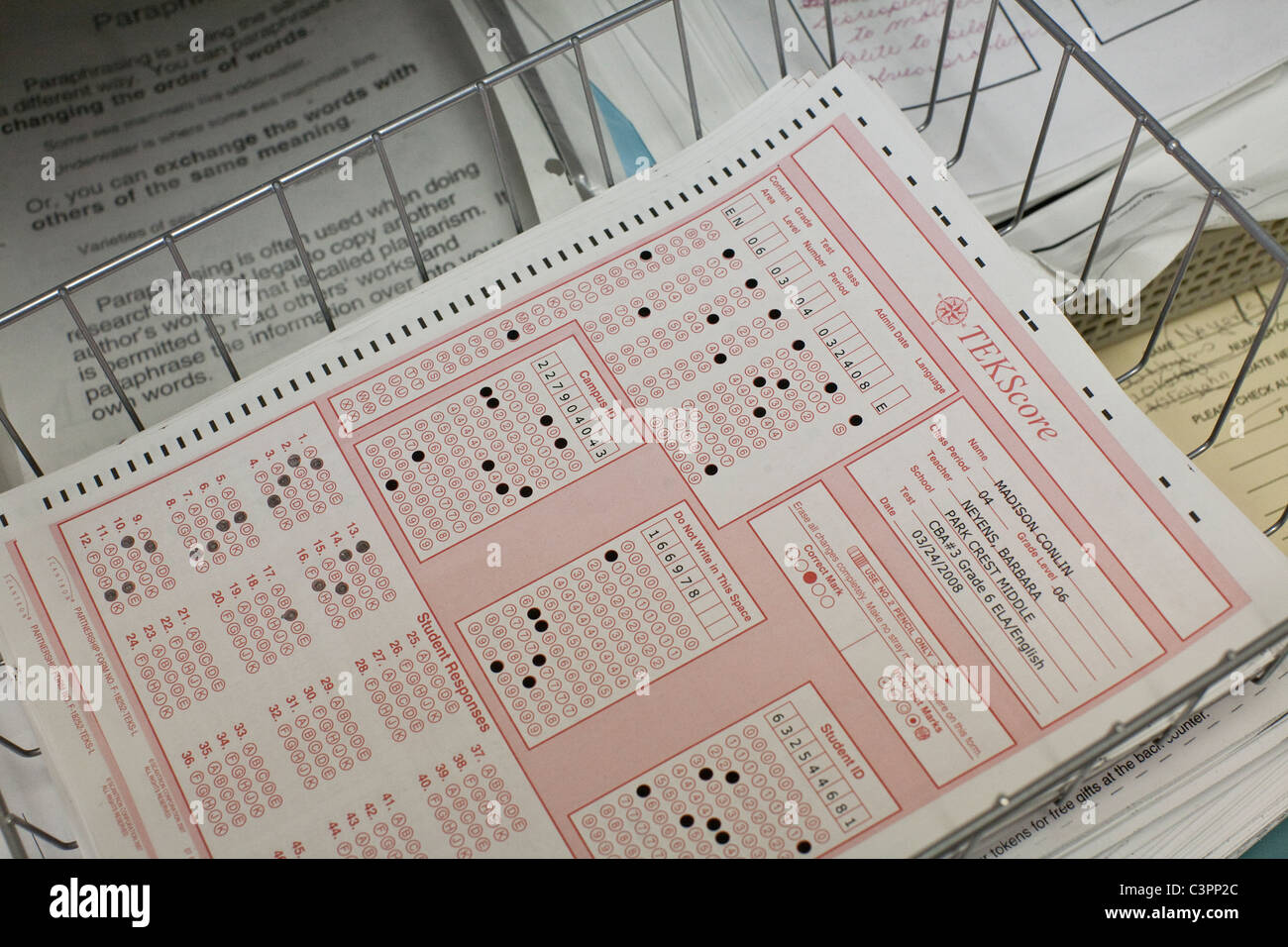 Testen Sie Papiere aus TEKS Tests an Park Crest Mittelschule, Texas Stockfoto