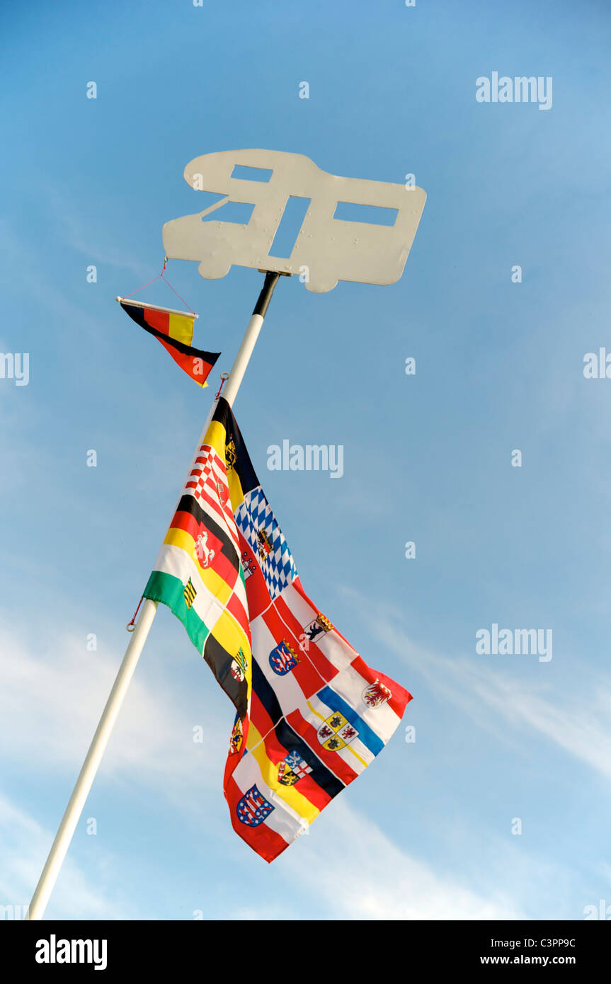 Mast mit Fahnen der deutschen Provinzen auf dem Wohnmobil-Park in Stendorf (Sachsen-Anhalt) Stockfoto