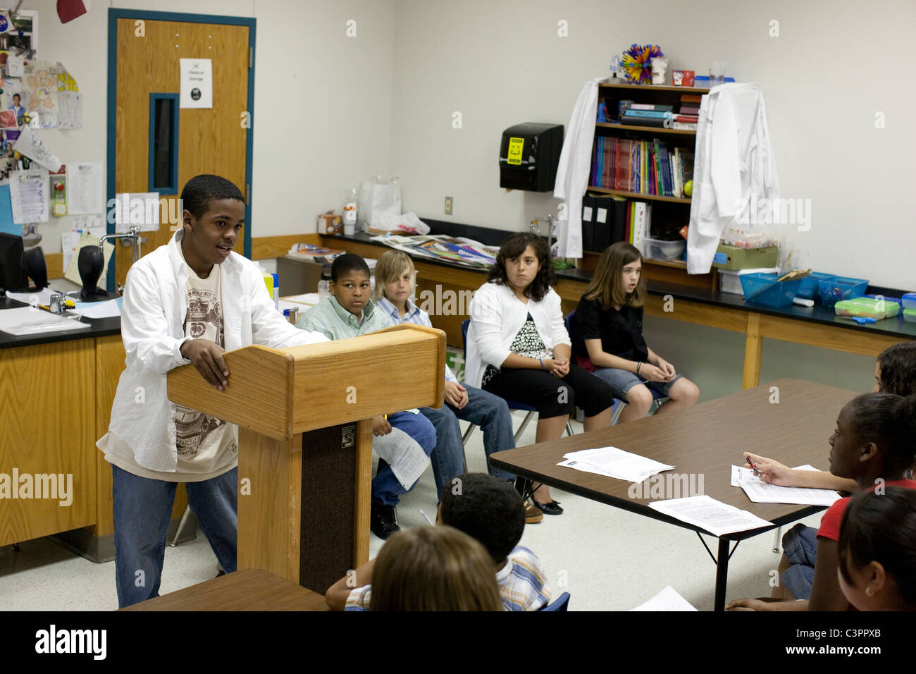 African-American Boy spricht vor Studenten beim Mock trial in Mittelschule Sozialkunde Klasse in Pflugerville Texas Stockfoto
