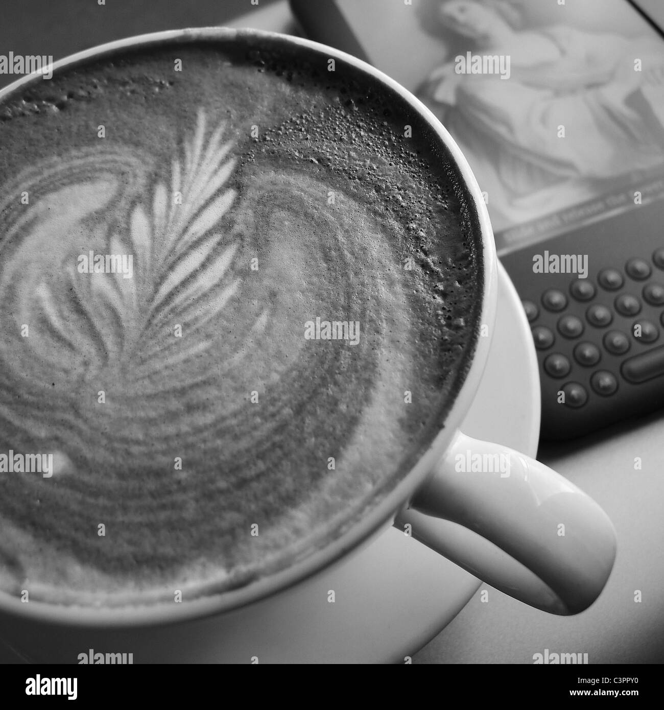 Cafe Latte mit Amazon Kindle. Stockfoto