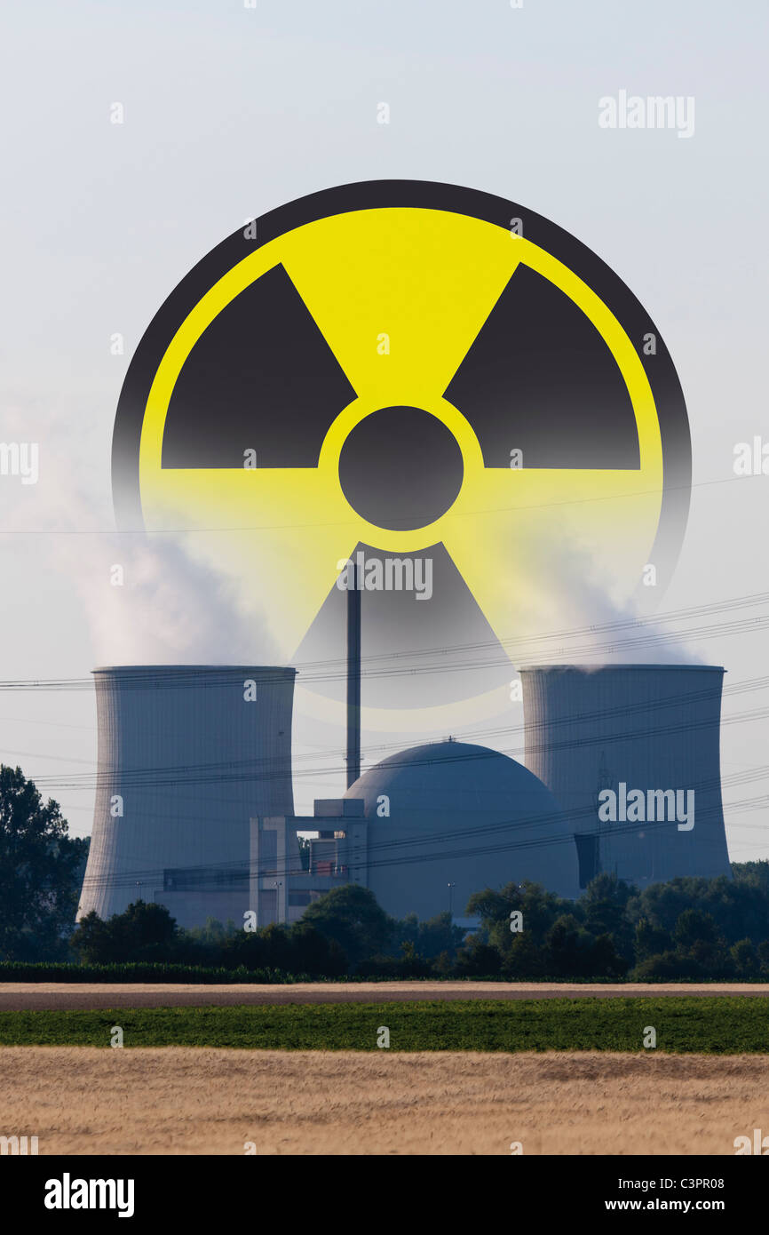 Deutschland, Atomkraftwerk mit radioaktiven Warnsymbol Stockfoto