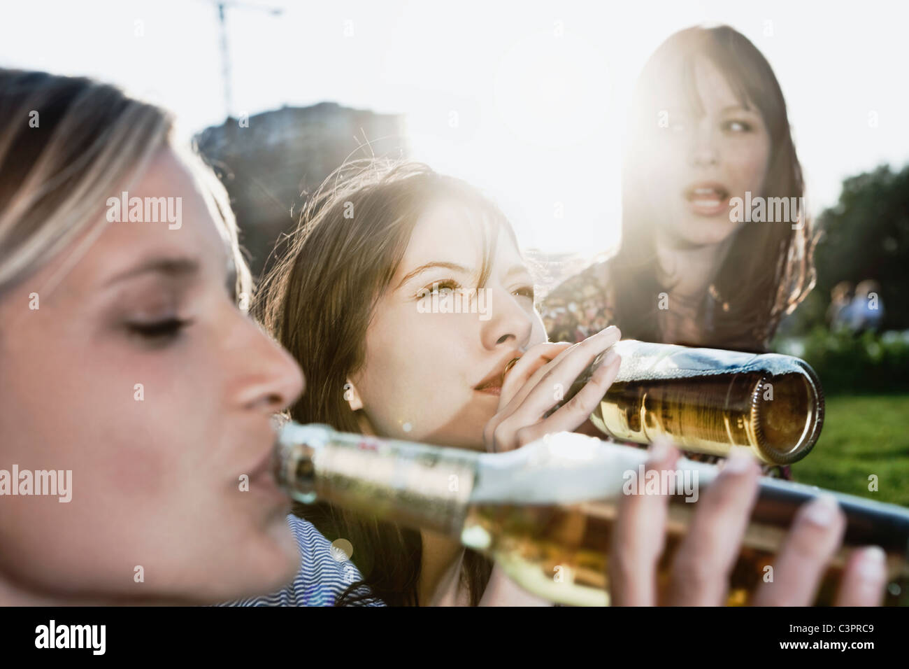 Deutschland, Köln, Frauen Bier trinken Stockfoto