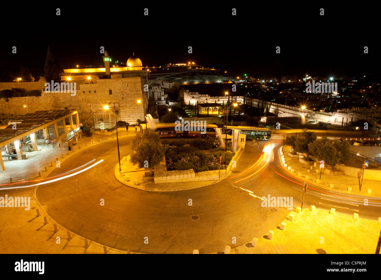 Eine nächtliche Aussicht auf die Altstadt von Jerusalem in Israel. Stockfoto