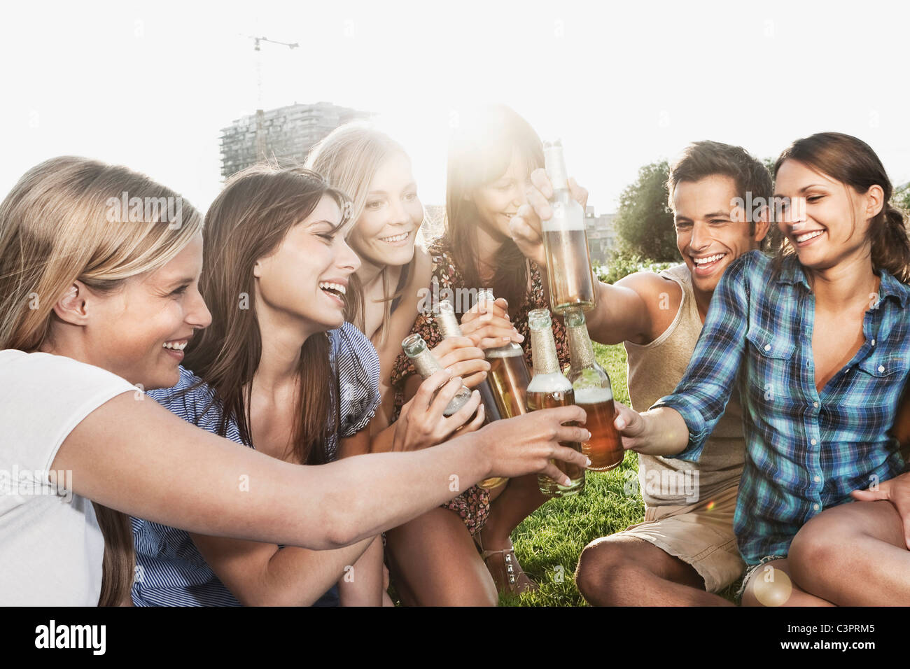 Deutschland, Köln, Mann und Frauen, die Bier genießen Stockfoto