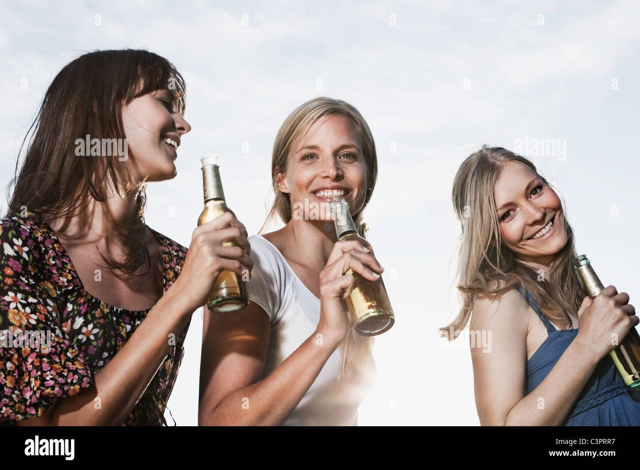 Deutschland, Köln, Frauen genießen Bier, Lächeln Stockfoto