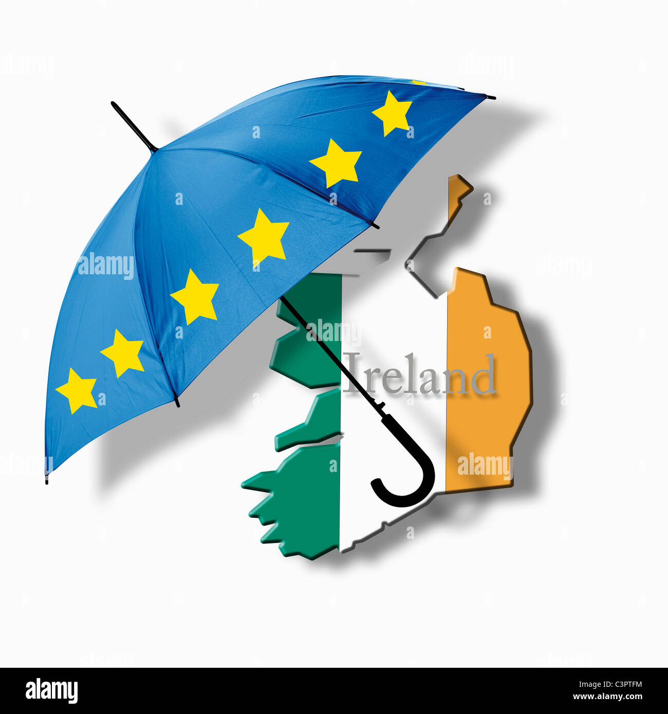 Europaflagge Regenschirm auf Irland Flagge vor weißem Hintergrund Stockfoto