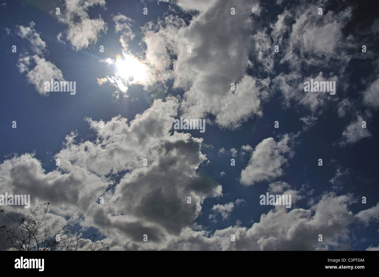 Sonne bricht durch die Wolken, Staines-upon-Thames, Surrey, England, Vereinigtes Königreich Stockfoto