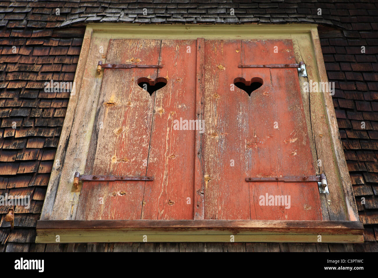 Österreich, Tirol, Kaunertal, hölzernen Fensterläden mit geschnitzten Herzform auf Dach Stockfoto