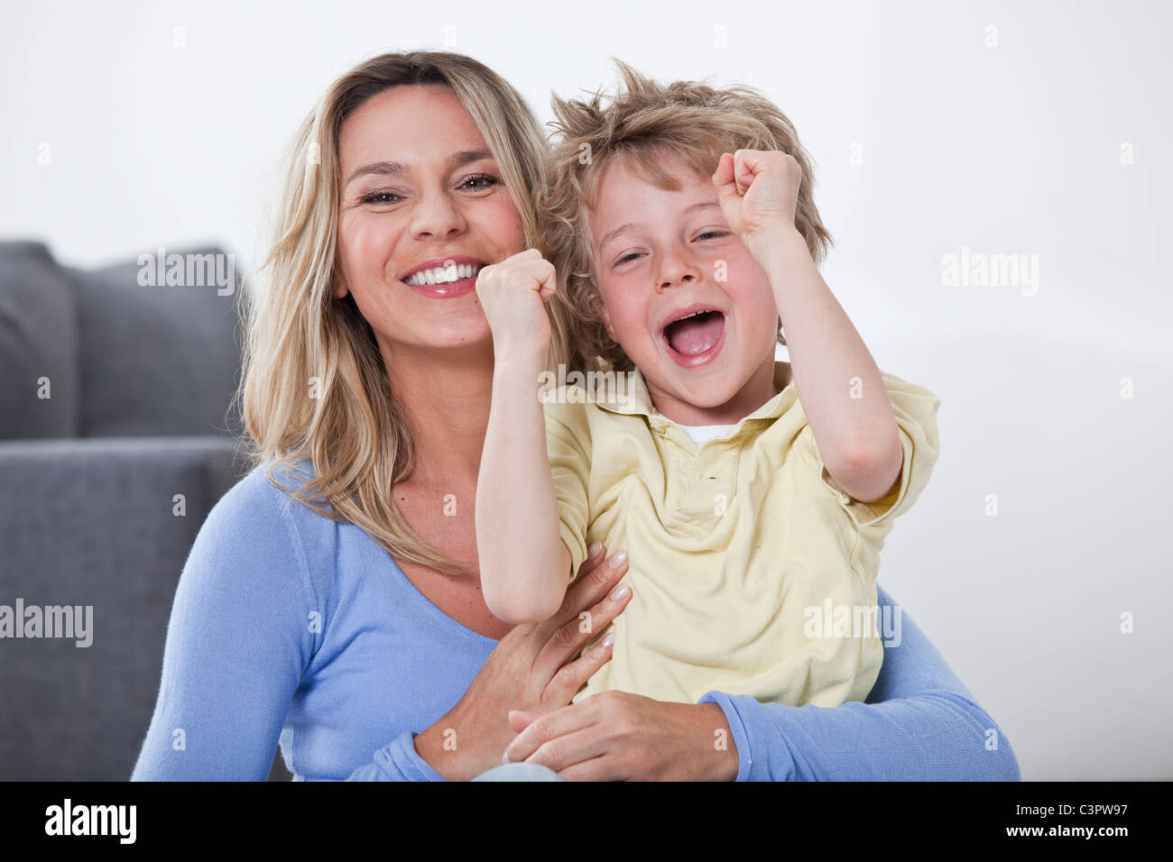 Mutter und Sohn lächelnd, Nahaufnahme Stockfoto