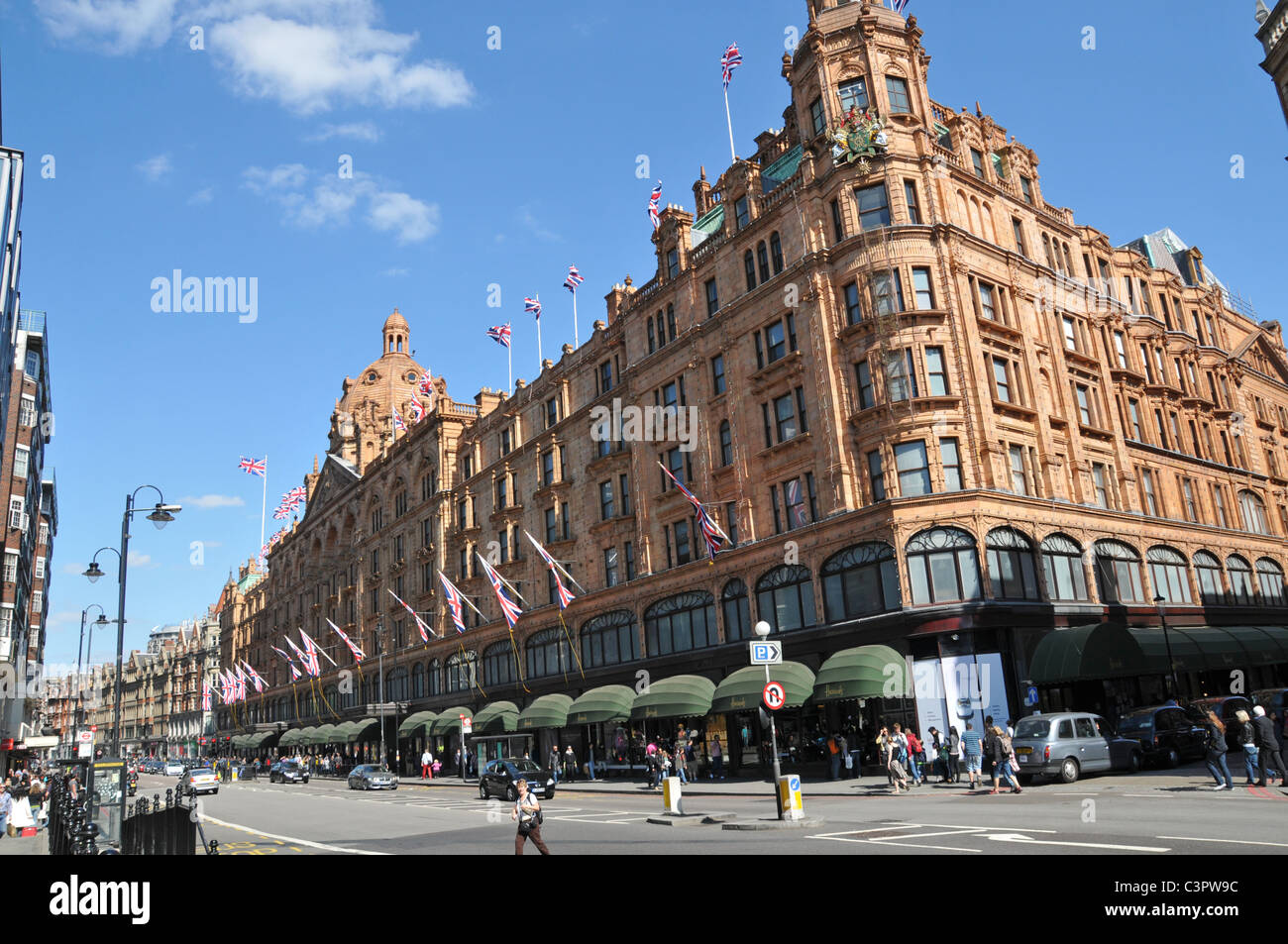 Harrods speichern Sonnentag Knightsbridge, London Stockfoto