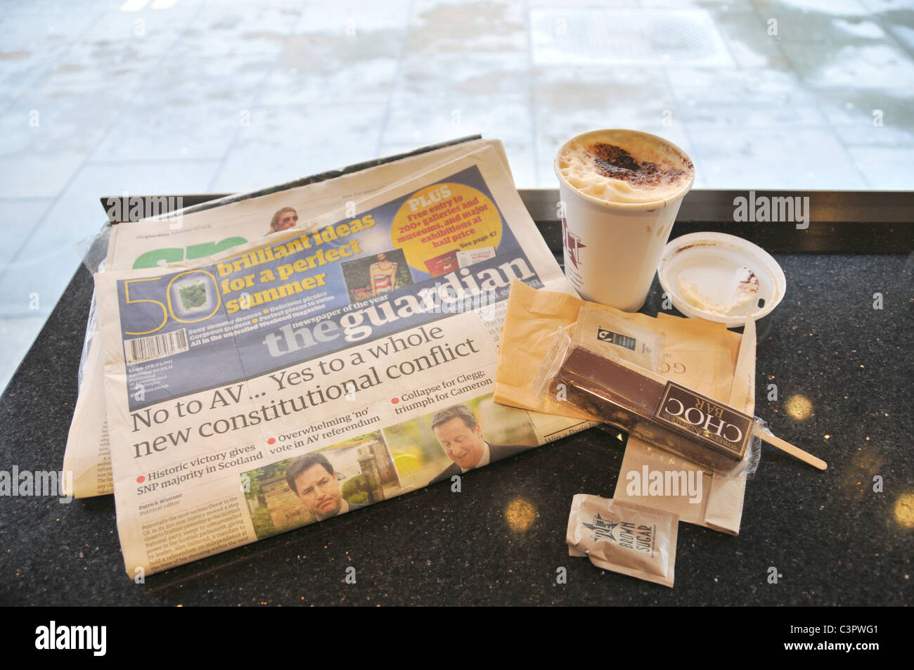 Cappuccino-Café Kaffee-Pause Zeitung "Guardian" Pret eine Krippe Geschäftsmann Schokoriegel Stockfoto