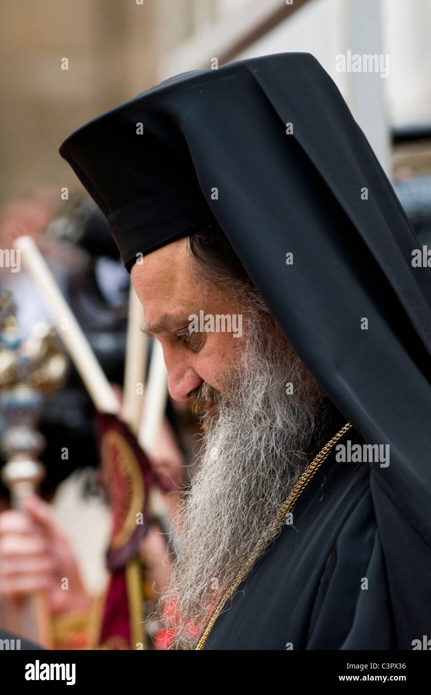 Griechisch-orthodoxen Priester gekleidet in der Kleidung fest  Stockfotografie - Alamy