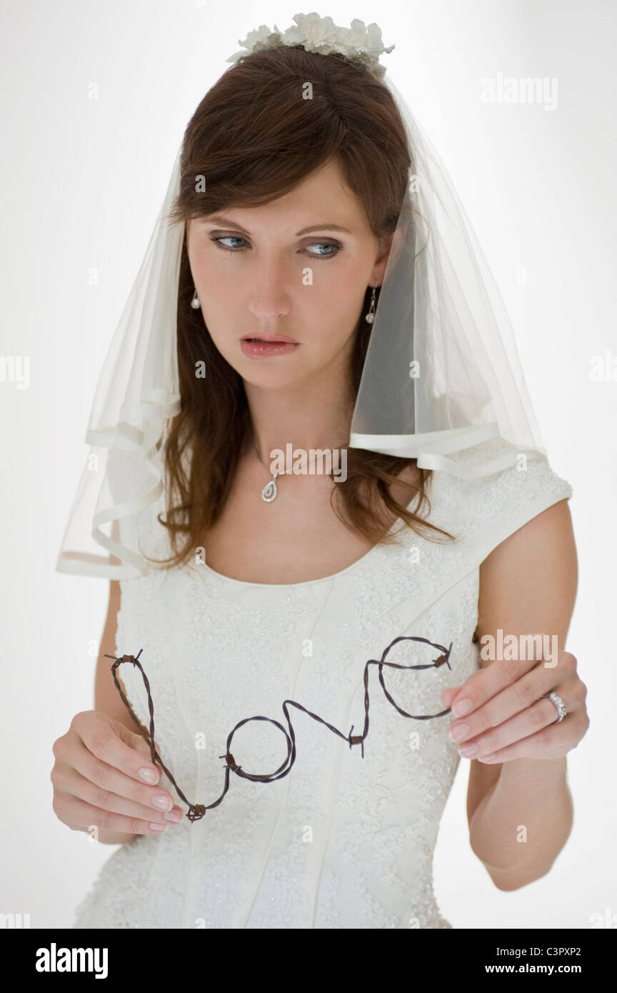 Braut hält die Wort Liebe bestehend aus Draht Stockfoto