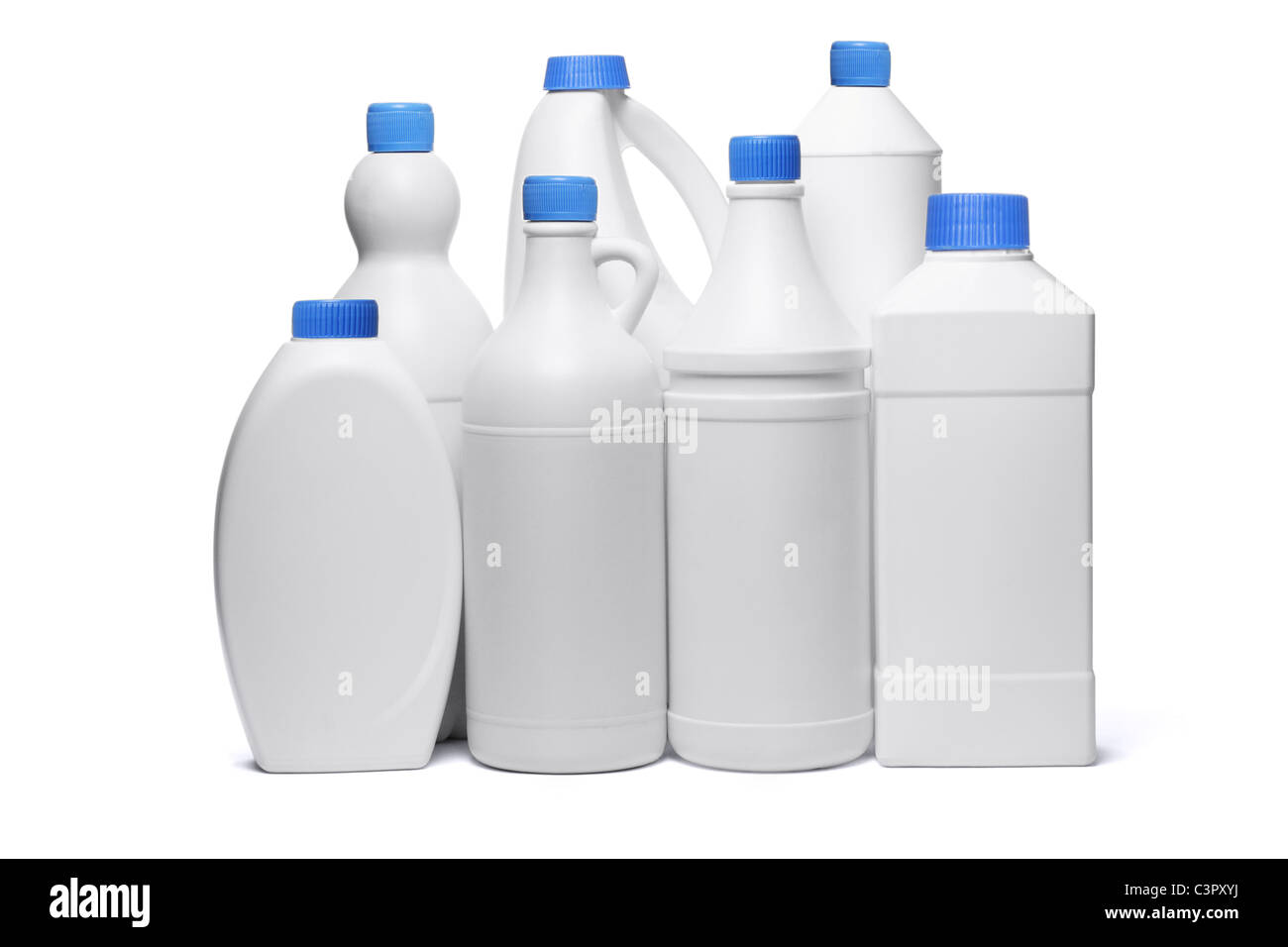 Verschiedene Kunststoff-Behälter für Haushaltsreiniger auf weißem Hintergrund Stockfoto