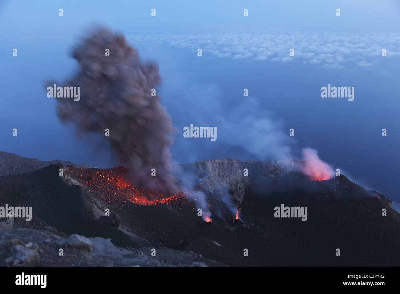 Italien, Sizilien, Ash am Stromboli Vulkan ausbricht Stockfoto