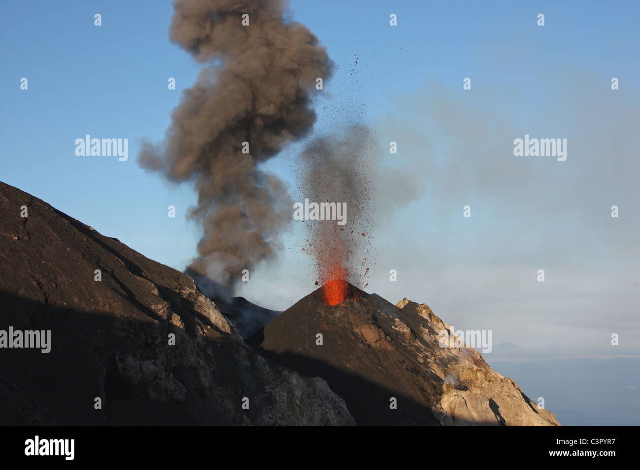Italien, Sizilien, Ash am Stromboli Vulkan ausbricht Stockfoto