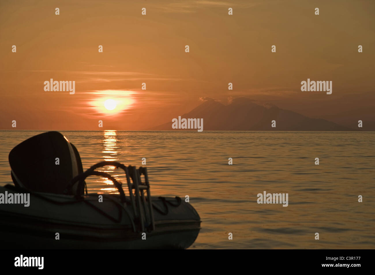 Asien, Indonesien, Lombok, Komodo, Schiff im Meer bei Sonnenuntergang Stockfoto