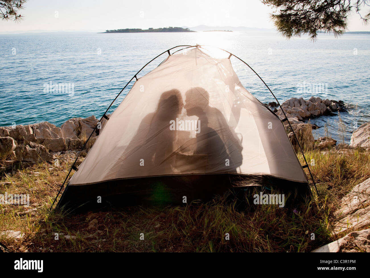 Young couple kissing in tent -Fotos und -Bildmaterial in hoher Auflsung   Alamy