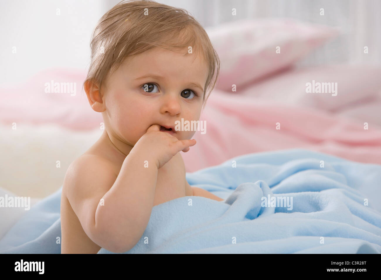 Baby 3 Monate Immer Faust Im Mund Baby Mädchen (6-11 Monate) Finger im Mund, Porträt Stockfotografie - Alamy