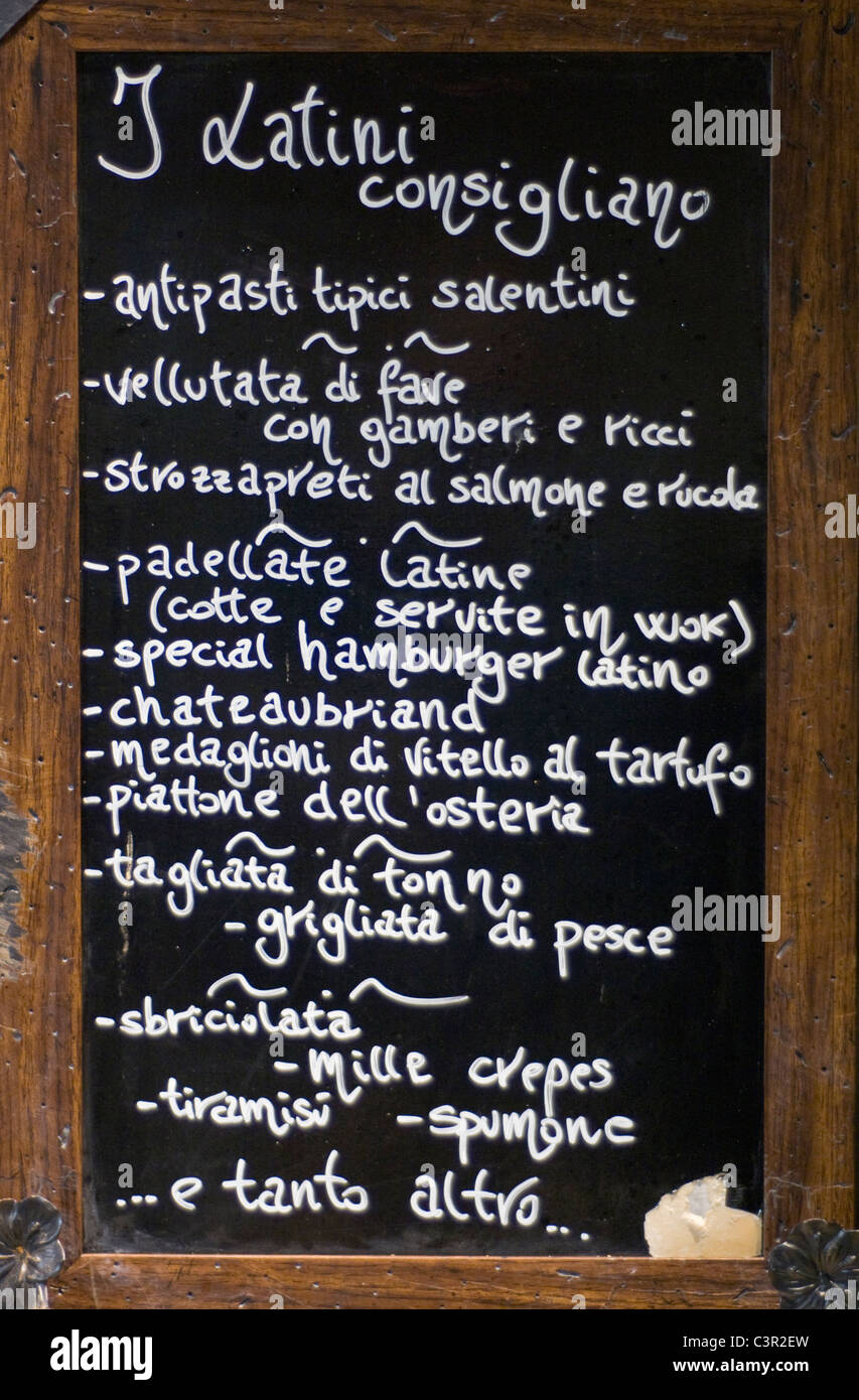 Handgeschriebene Tafel Menü Zeichen außerhalb italienisches Restaurant in Lecce, Apulien (Puglia), Süditalien Stockfoto