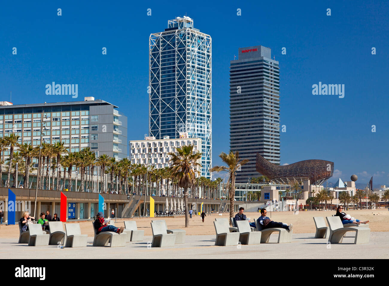 Barcelona, Barceloneta-Strand, der Peix oder Ballena (Wal) von Frank O.Gehry und dem Hotel Arts Tower im Hintergrund Stockfoto