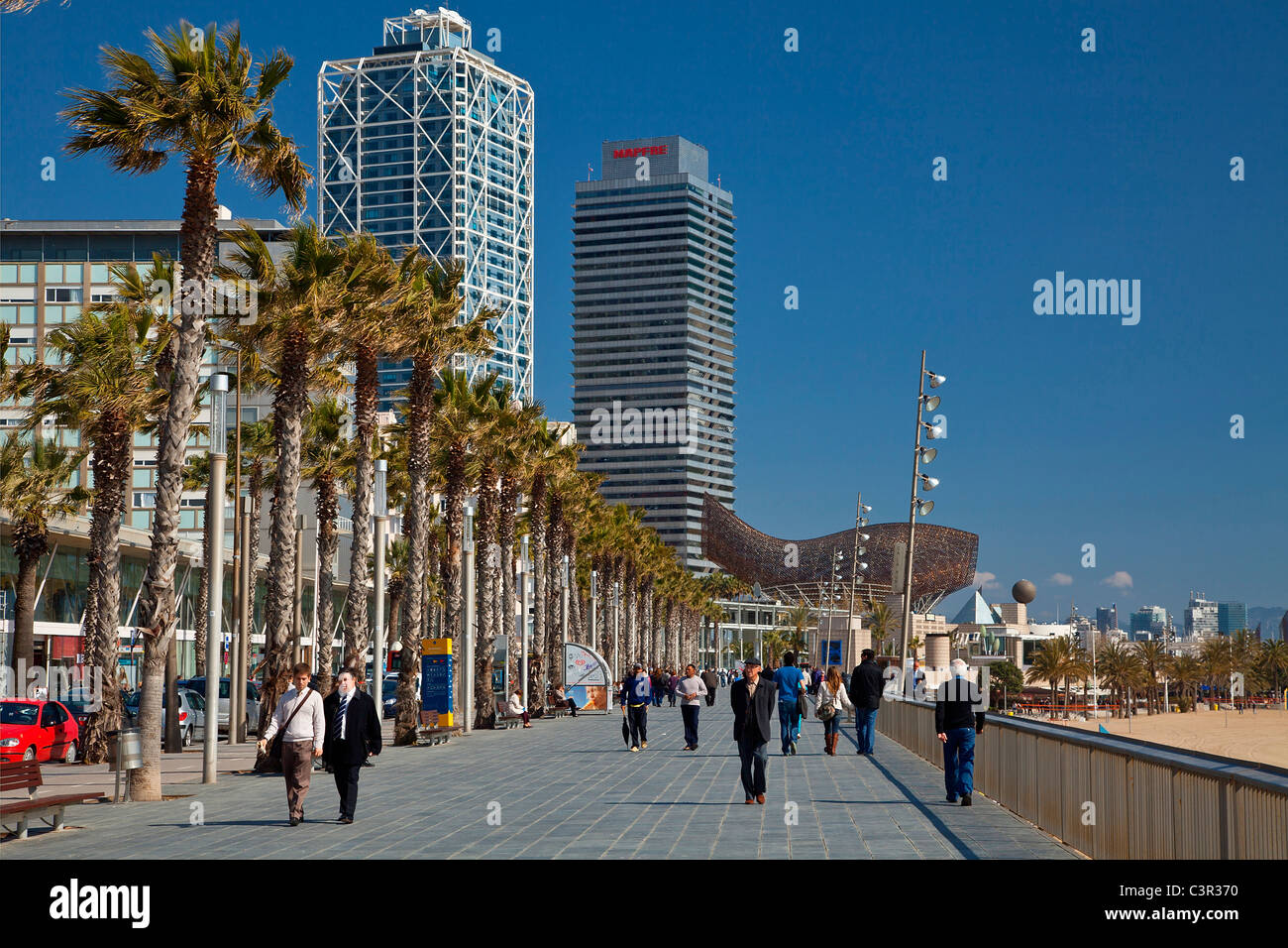 Spanien, Katalonien, Barcelona und Twin Towers Mapfre und Kunst vom Bogatell Strand Stockfoto