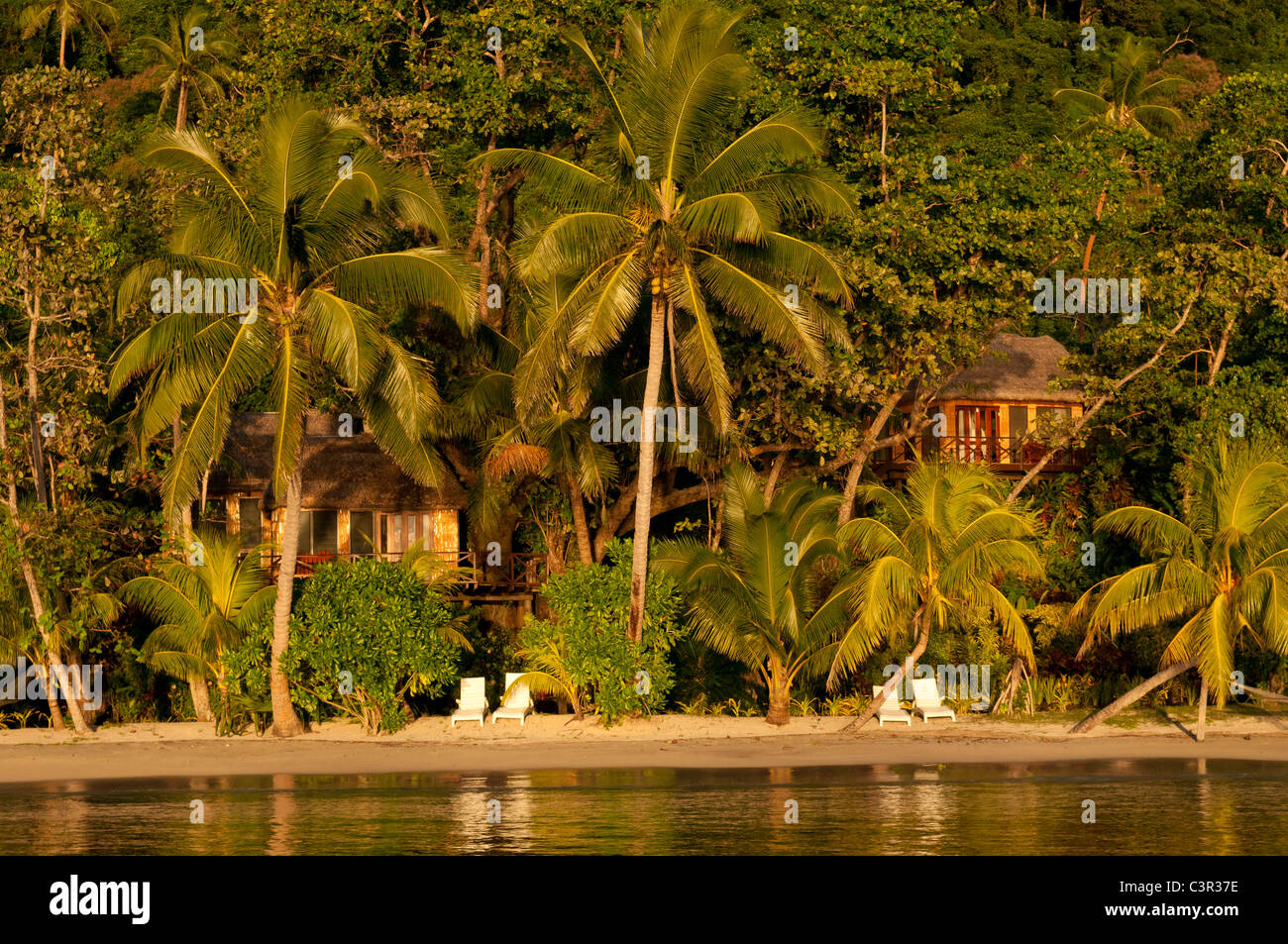 Strand und Gast Unterkunft in Matangi Private Island Resort, Fidschi-Inseln. Stockfoto