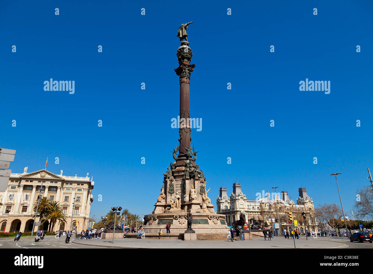 Eine Bronze-Statue von Christopher Columbus überwindet das Gusseisen Denkmal einen Doppelpunkt an der Küste von Barcelona. Stockfoto