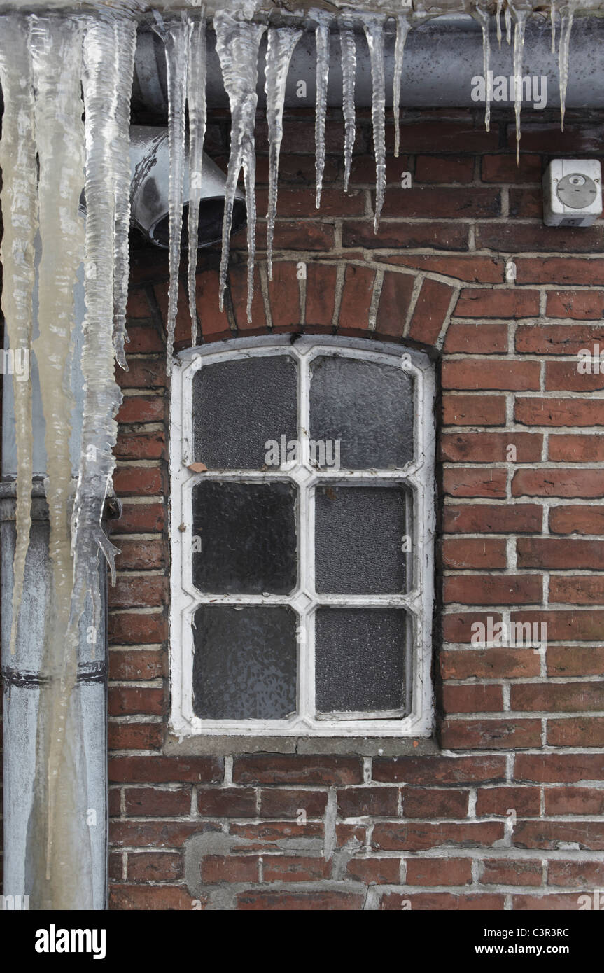 Deutschland, Hamburg, Blick auf Haus Fenster mit Eiszapfen im Vordergrund Stockfoto