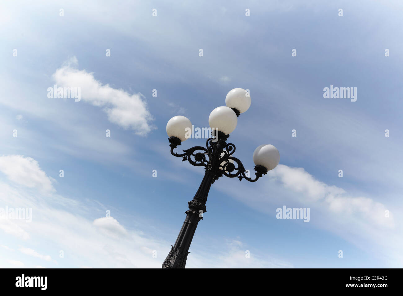 Deutschland, Hamburg, Laterne gegen Himmel Stockfoto