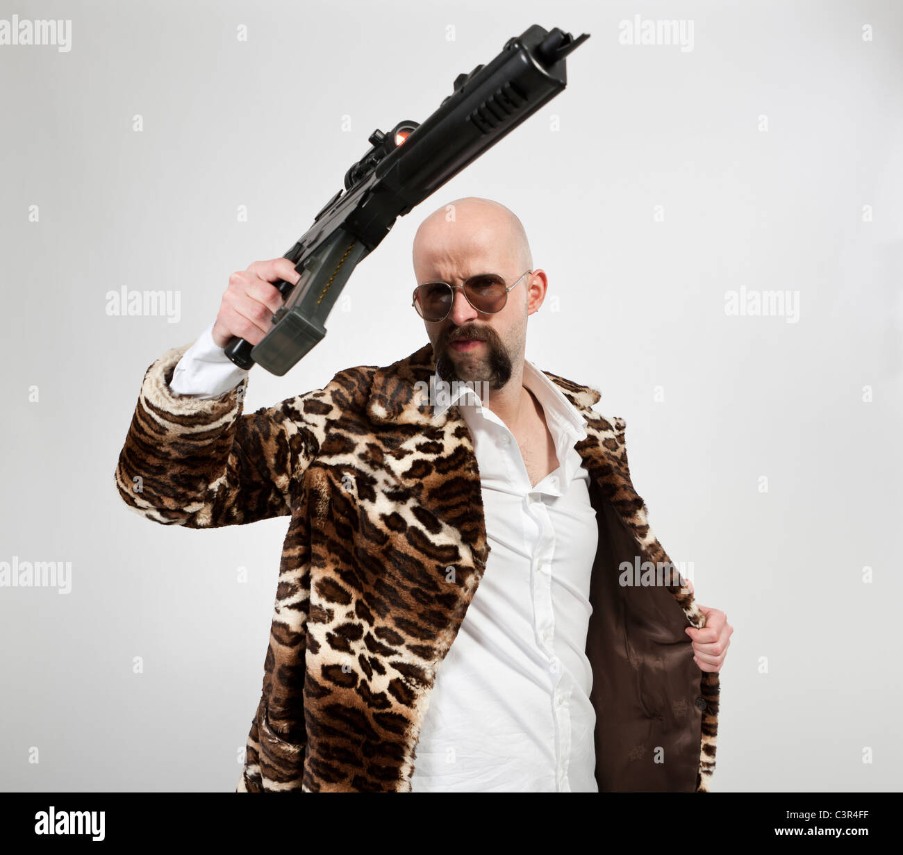 Mann mit Maschinenpistole Stockfoto