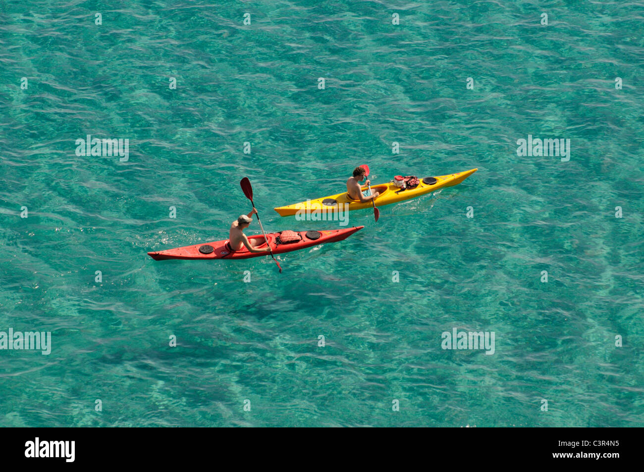 Kajaks, Segeln in das Meer von Cala Gonone, Sardinien Stockfoto
