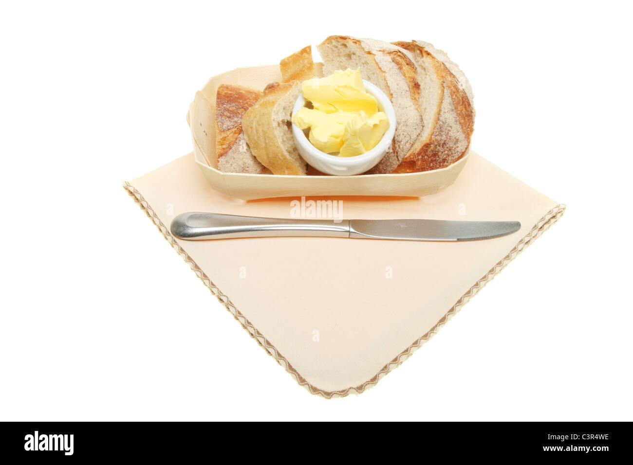 Knuspriges Brot und Butter in einem Holz Korb mit einem Messer auf eine serviette Stockfoto