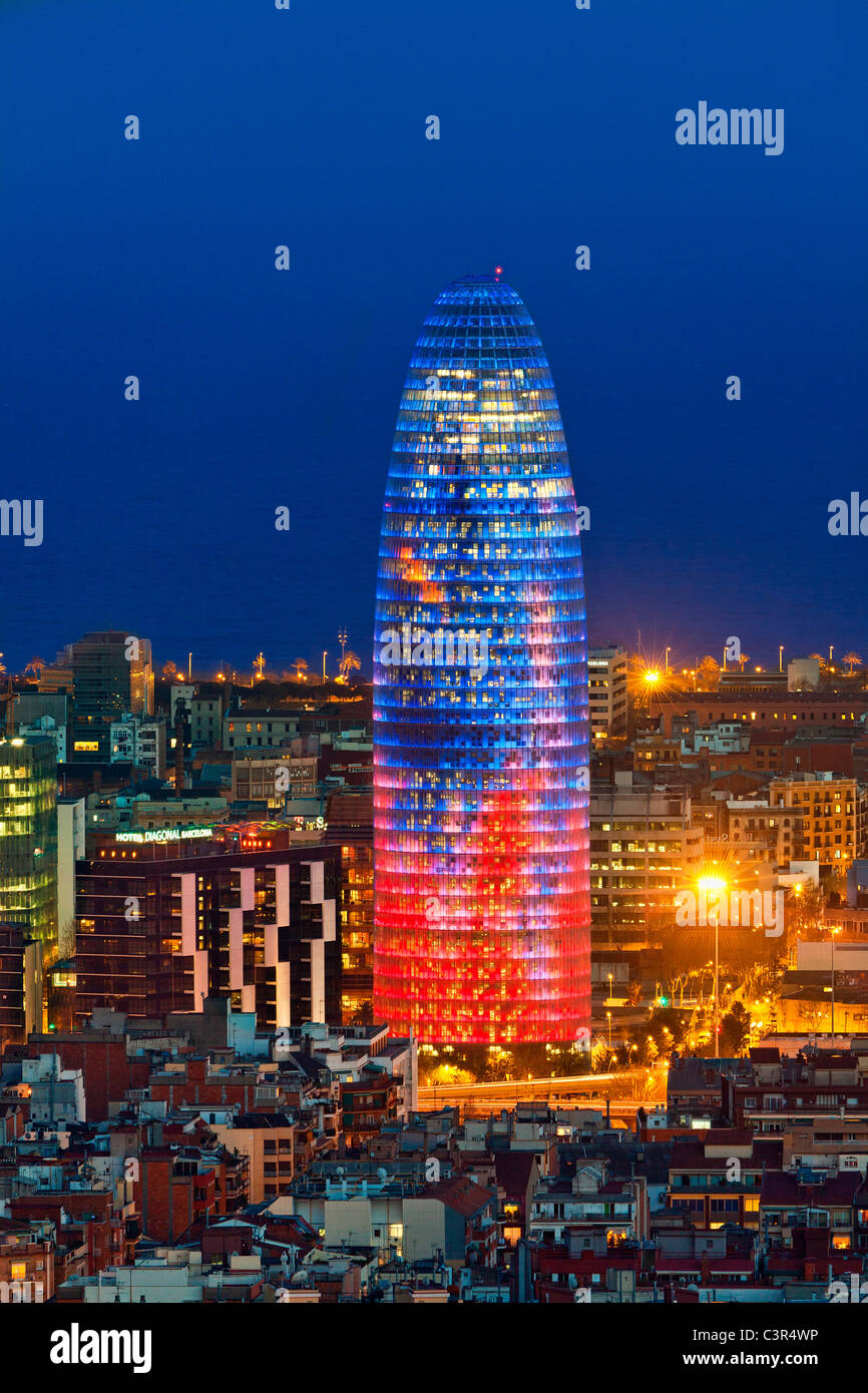 Blick auf den Torre Agbar (Agbar-Turm) und die Skyline von Barcelon, Spanien. Das 32-Geschichte Büro-Hochhaus misst 142 m Stockfoto